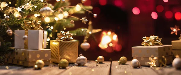 Árbol Navidad Con Regalos Cerca Una Chimenea Con Luces —  Fotos de Stock