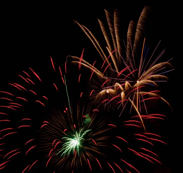 お祝いの敬礼 空の火のショー 市内の花火 — ストック写真