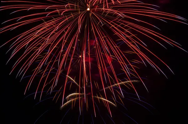 お祝いの敬礼 空の火のショー 市内の花火 — ストック写真