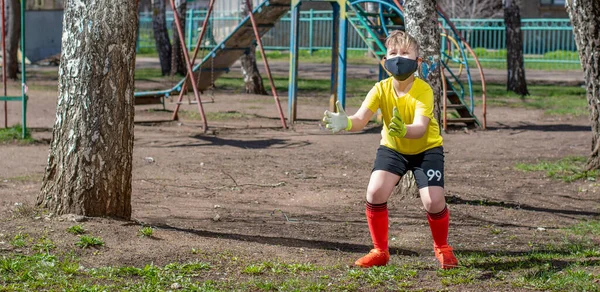 Młody Bramkarz Trenuje Piłką Dziedzińcu Domu Podczas Epidemii Koronawirusów — Zdjęcie stockowe