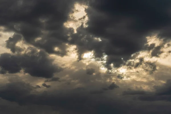 夕阳西下温暖而又多云的夏日天空 — 图库照片