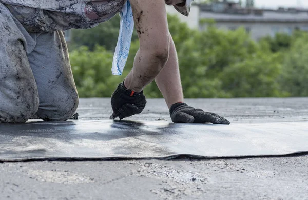 Remont Dachu Salonu Mieszkalnego Robotnik Budowlany Nożem Tnie Materiał Hydroizolacyjny — Zdjęcie stockowe