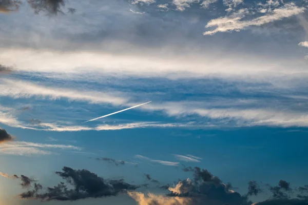 蓝色的夏夜天空 白雪白云 随之而来的是喷气式飞机 — 图库照片