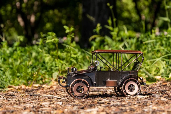 Domowej Roboty Metalowy Model Zabawka Starego Samochodu Retro Stoi Drodze — Zdjęcie stockowe