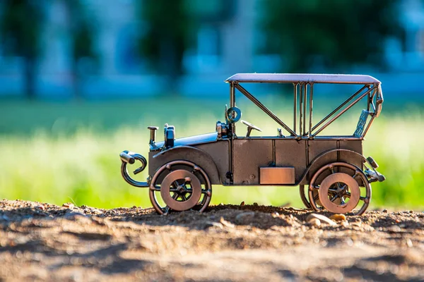 Domowy Model Metalowy Zabawka Starego Samochodu Retro Stoi Piaskowej Górze — Zdjęcie stockowe