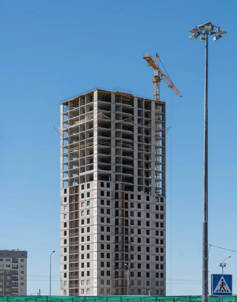 Sitio Construcción Con Edificio Residencial Varios Pisos Construcción Una Grúa — Foto de Stock