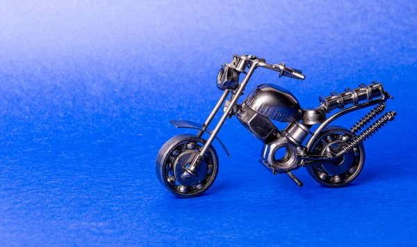 Domowej Roboty Metalowy Model Zabawki Sportowe Motocykl Niebieskim Tle — Zdjęcie stockowe