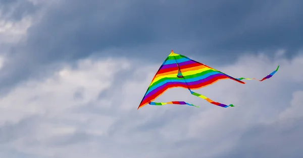 Una Cometa Multicolor Brillante Vuela Aire Contra Cielo Nublado Verano — Foto de Stock