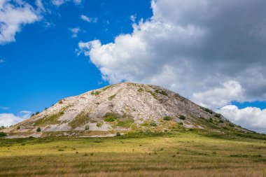 Arkeoloji Anıtı, Dağ Yalnız Shihan Toratau, Rusya 'nın Yedi Harikası projesinin kısa listesinde mavi bulutlu bir yaz gökyüzüne karşı seçildi.