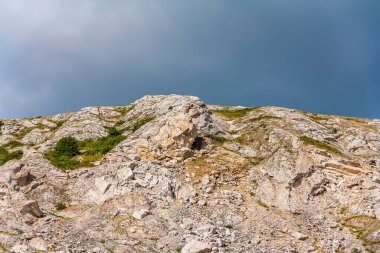Dağın tepesinde yaz gökyüzünün arka planında.