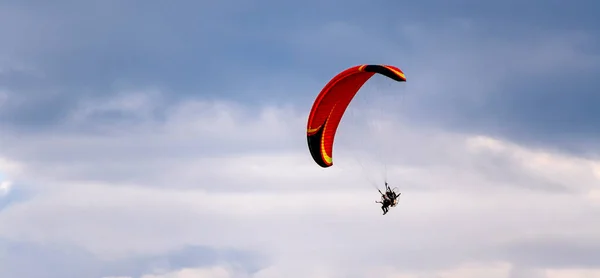 Tándem Personas Bajo Cúpula Roja Parapente Motor Está Volando Aire —  Fotos de Stock