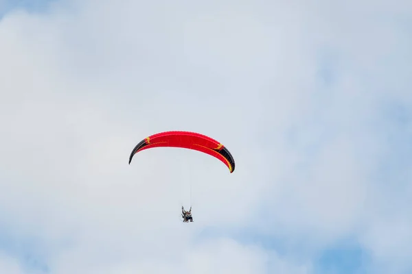 Tandem Lidí Pod Červenou Kupolí Motorového Paraglidingu Vznáší Vzduchu Proti — Stock fotografie