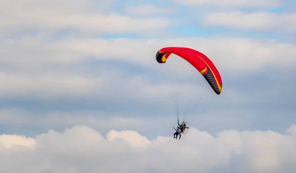 Egy Tandem Emberek Alatt Piros Kupola Egy Motoros Siklóernyő Repül — Stock Fotó