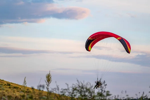 Tandem Persone Sotto Cupola Rossa Parapendio Decolla Aria Campo Verde — Foto Stock