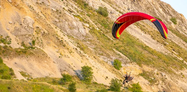 Tandem Lidí Pod Červenou Kupolí Motorového Paraglidingu Vzlétá Vzduchu Horské — Stock fotografie