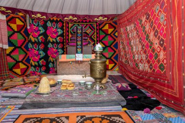 Bashkir yurdunun iç kısımları (göçebe yurdu), erkek yarısı: sandık, semaver, ulusal gıda (tatlılar))