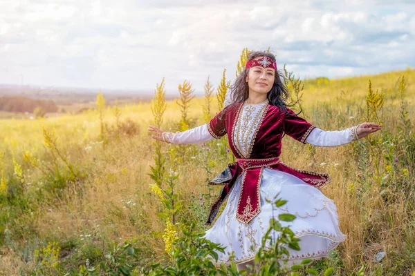 Ein Junges Lächelndes Brünettes Mädchen Orientalischer Tracht Tanzt Einen Tanz — Stockfoto