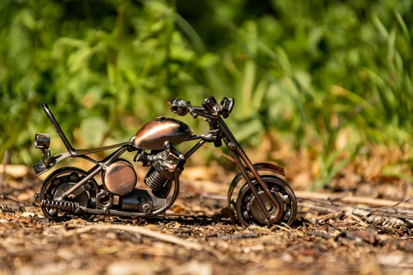Domowej Roboty Metalowa Zabawka Model Drogowego Sportowego Motocykla Stoi Drodze — Zdjęcie stockowe