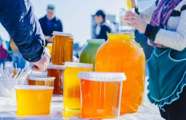 Orman arıcılığı ürünleri. Kavanozlarda farklı türde Bashkir arısı balı. Yazın tatlı hediyeleri.