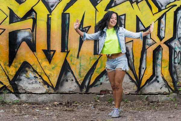 Joven Chica Alegre Traje Mezclilla Una Camiseta Brillante Está Bailando —  Fotos de Stock