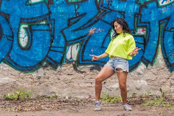 Una Chica Joven Feliz Pantalones Cortos Una Camiseta Brillante Está —  Fotos de Stock