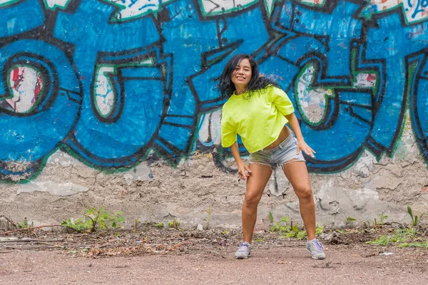 Una Chica Joven Feliz Pantalones Cortos Una Camiseta Brillante Está — Foto de Stock