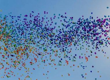 Mavi yaz gökyüzünde binlerce renkli balon uçuyor. Doku.