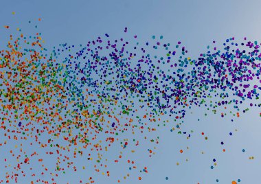 Mavi yaz gökyüzünde binlerce renkli balon uçuyor. Doku.