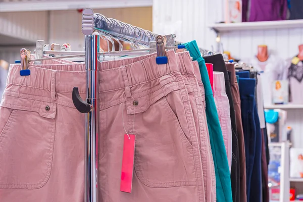 Comercio Hermosa Tienda Ropa Mujer Varios Pantalones Mujer Cuelgan Perchas — Foto de Stock