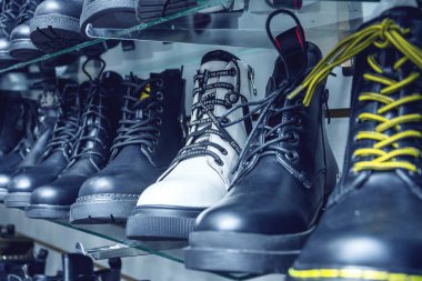 Erkek ayakkabısı mağazası. Çizme koleksiyonu yakın plan.