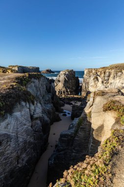 Bağlantı noktası Bara Saint-Pierre Quiberon (Morbihan, Fransa içinde kayalıklarla)