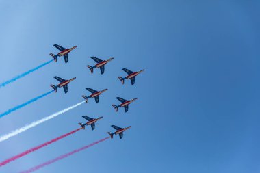 Mavi, beyaz ve kırmızı duman ile Patrouille de France (Fransız akrobatik devriye)