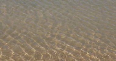 Düşük gelgit plajda dalgalar oluşumu