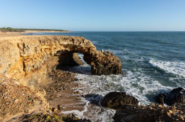 Jard-Sur-Mer sahilinde doğal kemer (Vendee, Fransa)
