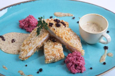 Tabağa peynir doldurulmuş tavuk filetosu.