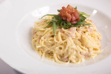 Beyaz tabak spagetti carbonara