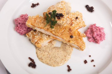 Tabağa peynir doldurulmuş tavuk filetosu.