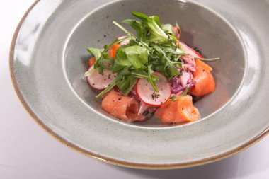 Somon füme ve plaka üzerinde sebze salatası