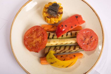 Tabakta ızgara sebzeler