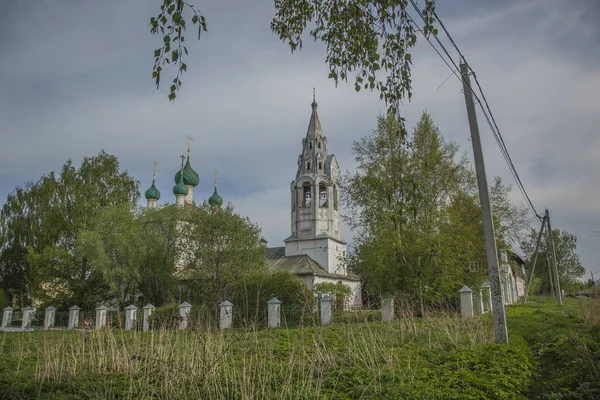 Yazın Köyün Dışındaki Kilise — Stok fotoğraf