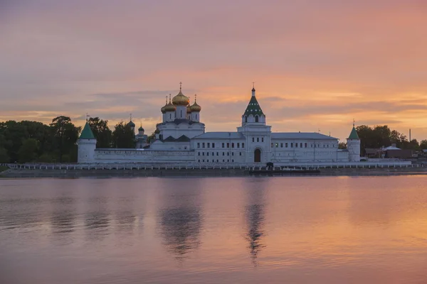 Ipatyevsky Manastırı Sarı Kırmızı Günbatımında — Stok fotoğraf