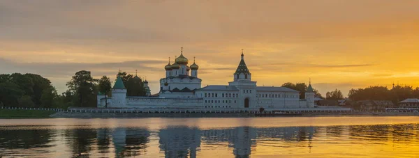 Monasterio Ipatyevsky Atardecer Rojo Amarillo —  Fotos de Stock