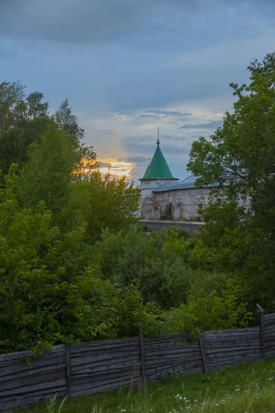 Torre Del Antiguo Monasterio Ruso Atardecer Verano —  Fotos de Stock