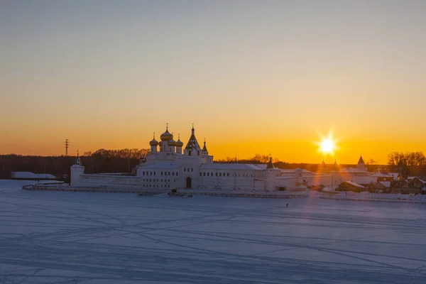 Monasterio ortodoxo ruso en invierno puesta de sol —  Fotos de Stock