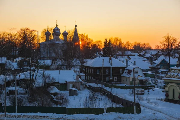 Kış günbatımı üzerinde kilise