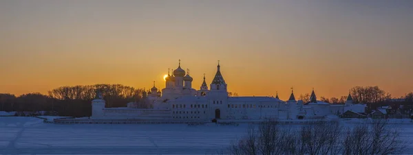 Monasterio ortodoxo ruso en invierno puesta de sol —  Fotos de Stock