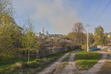 Eski Rus Manastırı bahar yeşil tepe üzerinde