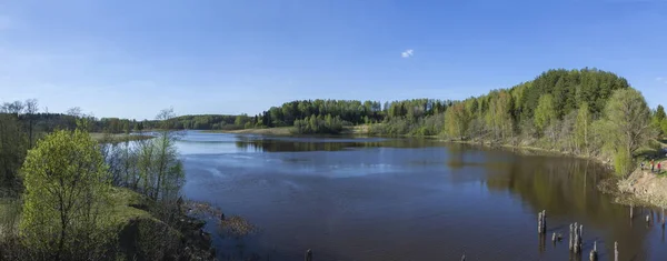 Весняний пейзаж з річкою сині — стокове фото