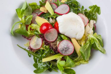 Beyaz tabakta saban süren yumurta salatası.