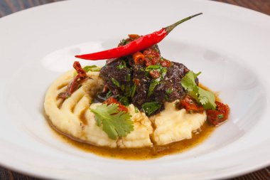 Patates püresi ve et sosu plaka ile sığır eti